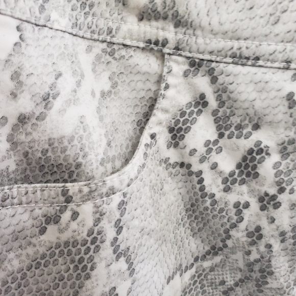 Chico's Snakeskin Print Straight Short Casual Skirt Women's Sz 1.5 - Picture 4 of 7